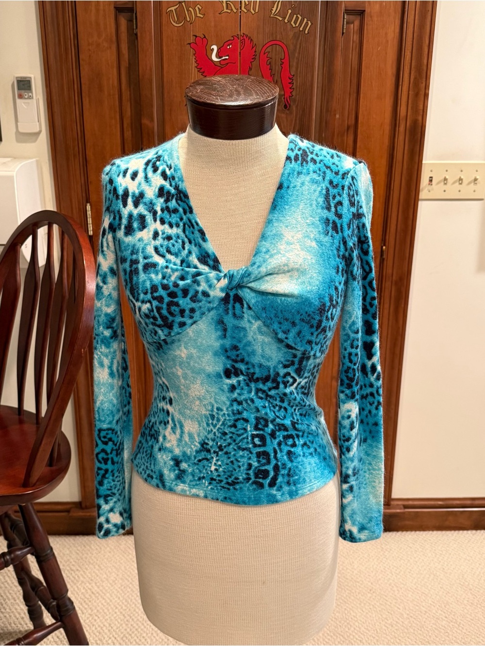 Cache Y2K Blue Leopard Cheetah Animal Print Twist Front Wonen's Top